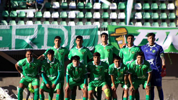 Plantel de Deportes Ovalle durante un entrenamiento previo a su enfrentamiento contra Curacaví F.C.