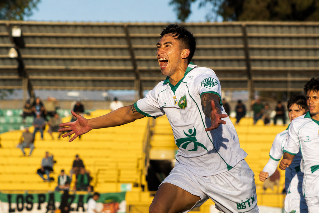 Plantel de Deportes Ovalle durante un entrenamiento previo a su enfrentamiento contra Curacaví F.C.