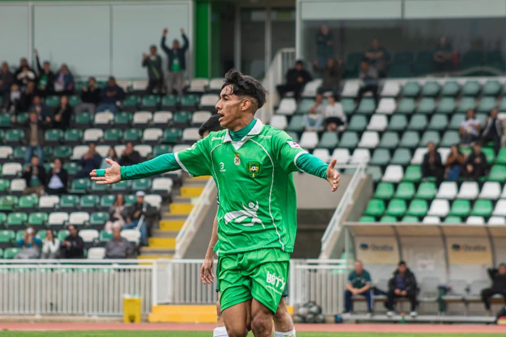 Jugadores de Deportes Ovalle celebrando un gol en el Estadio Diaguita durante el partido de Tercera B