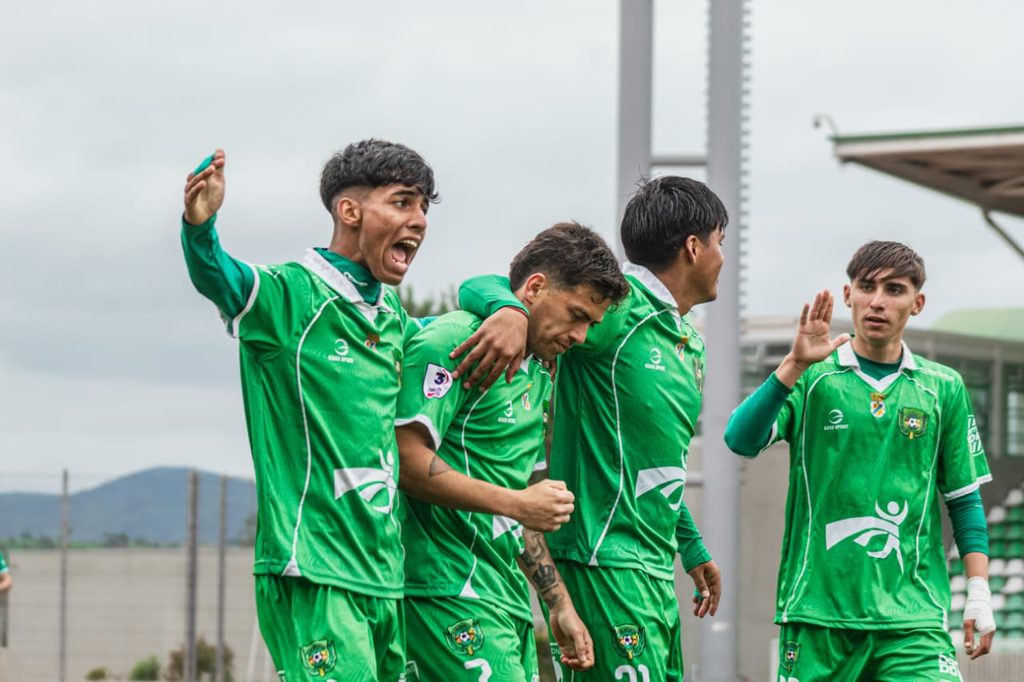 Jugadores de Deportes Ovalle celebrando un gol en el Estadio Diaguita durante el partido de Tercera B