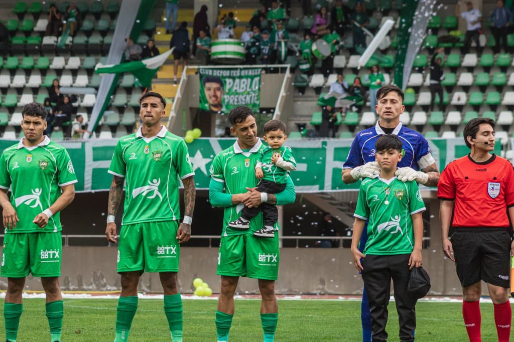 Jugadores de Deportes Ovalle celebrando un gol en el Estadio Diaguita durante el partido de Tercera B