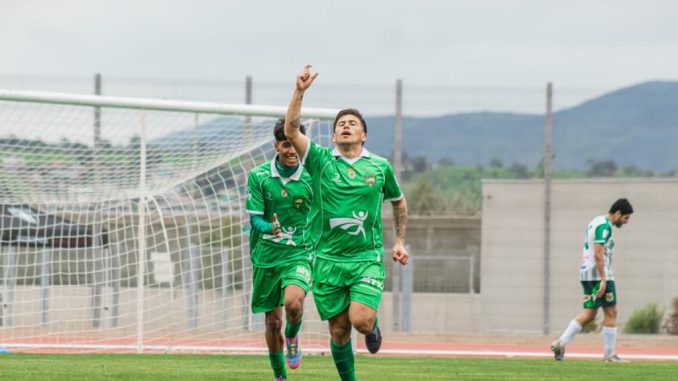 Jugadores de Deportes Ovalle celebrando un gol en el Estadio Diaguita durante el partido de Tercera B