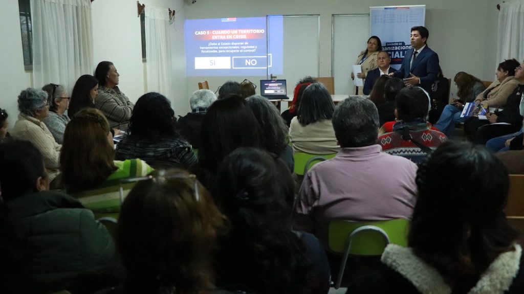 Vecinos y autoridades en el primer diálogo ciudadano sobre seguridad en Diaguitas