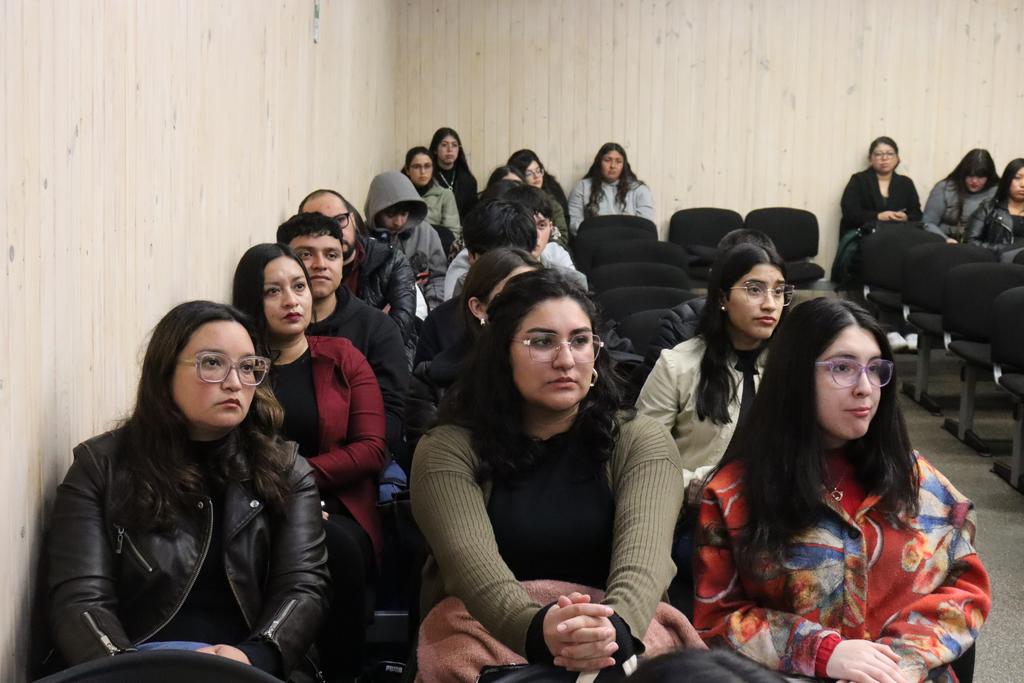 Director regional del Servicio de Impuestos Internos impartiendo charla sobre tributación a egresados de Santo Tomás