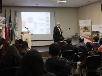 Director regional del Servicio de Impuestos Internos impartiendo charla sobre tributación a egresados de Santo Tomás