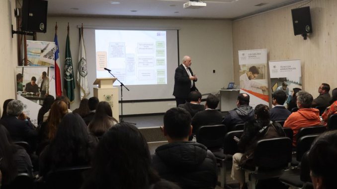 Director regional del Servicio de Impuestos Internos impartiendo charla sobre tributación a egresados de Santo Tomás