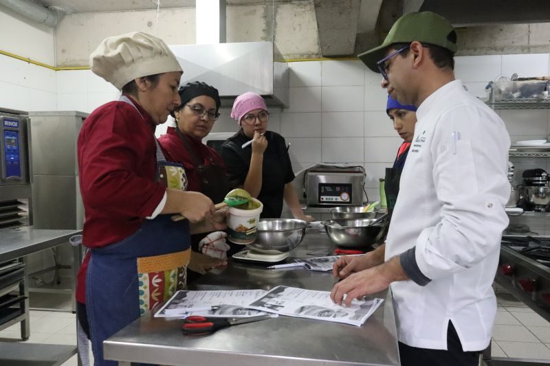 Chefs de la Academia Martini dictando master class de pastelería a egresados de Santo Tomás