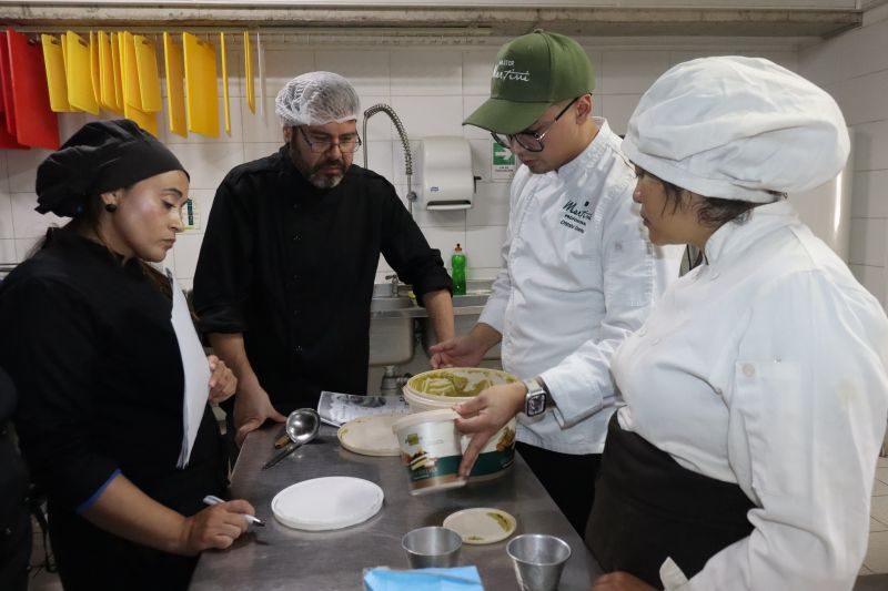 Chefs de la Academia Martini dictando master class de pastelería a egresados de Santo Tomás