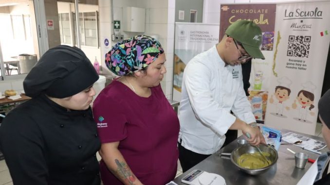 Chefs de la Academia Martini dictando master class de pastelería a egresados de Santo Tomás