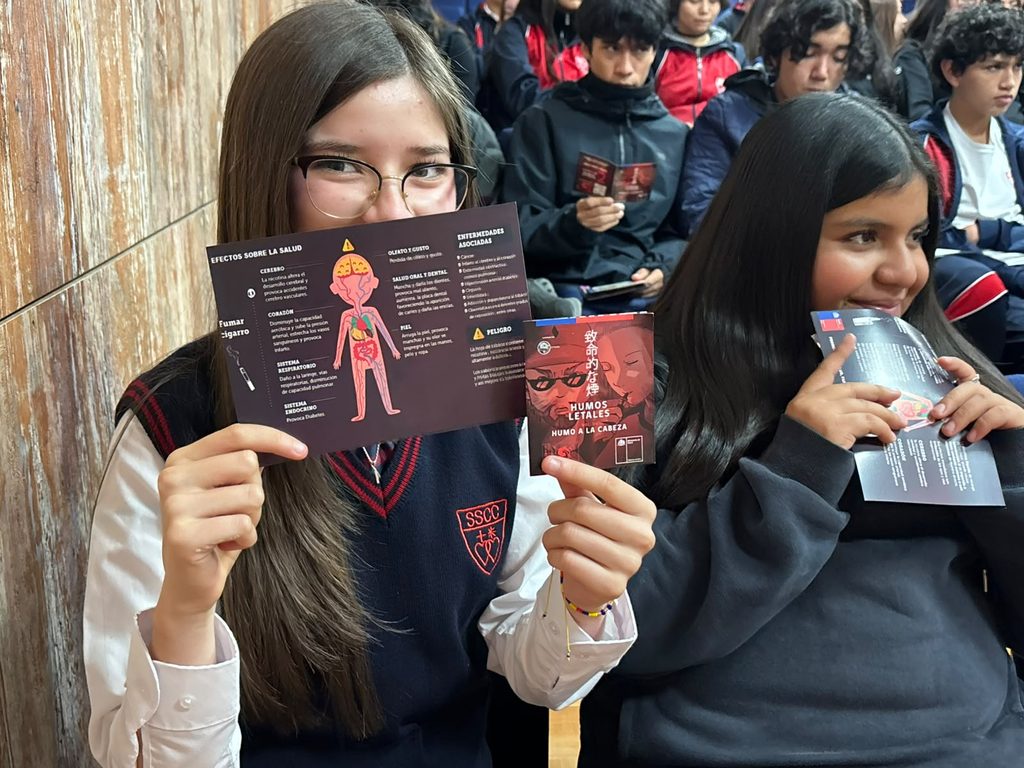 Estudiantes en un centro educativo participando en charlas sobre prevención del consumo de tabaco y vapeadores