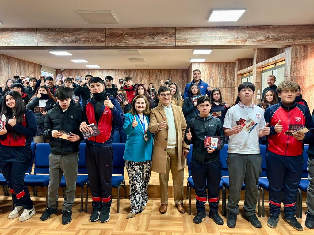 Estudiantes en un centro educativo participando en charlas sobre prevención del consumo de tabaco y vapeadores