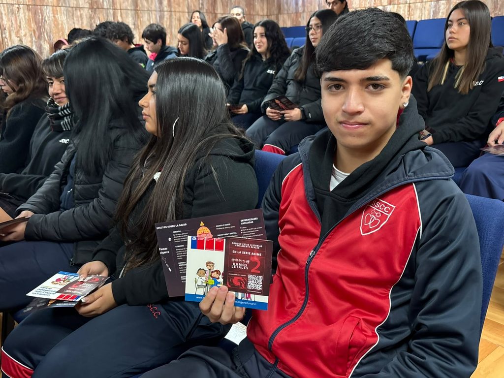 Estudiantes en un centro educativo participando en charlas sobre prevención del consumo de tabaco y vapeadores
