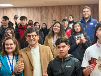 Estudiantes en un centro educativo participando en charlas sobre prevención del consumo de tabaco y vapeadores