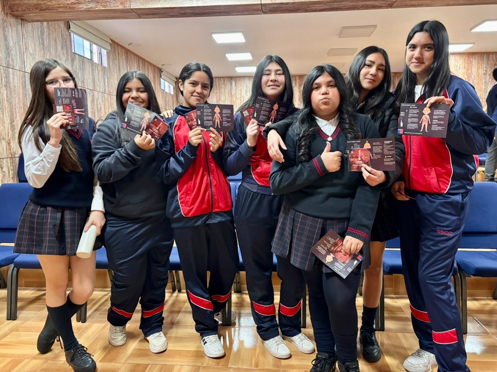 Estudiantes en un centro educativo participando en charlas sobre prevención del consumo de tabaco y vapeadores