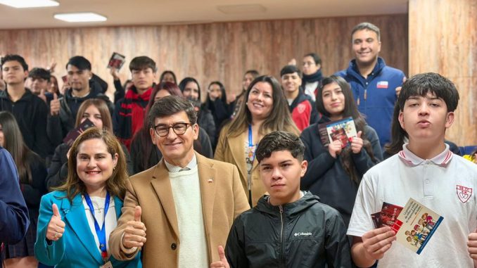 Estudiantes en un centro educativo participando en charlas sobre prevención del consumo de tabaco y vapeadores