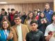 Estudiantes en un centro educativo participando en charlas sobre prevención del consumo de tabaco y vapeadores