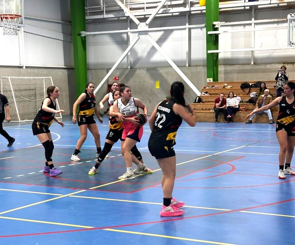 Equipo de básquetbol femenino del Colegio Santa Teresa celebrando tras ganar la final regional en el Polideportivo Ángel Marentis