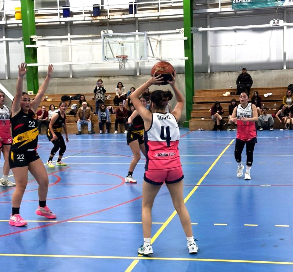 Equipo de básquetbol femenino del Colegio Santa Teresa celebrando tras ganar la final regional en el Polideportivo Ángel Marentis