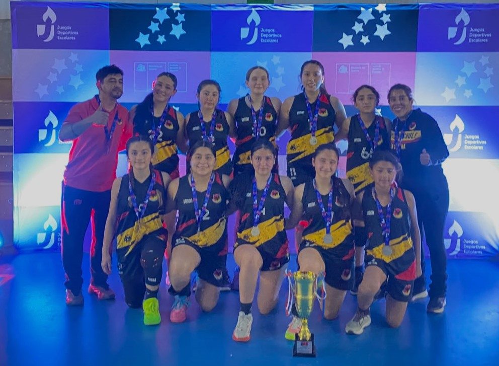 Equipo de básquetbol femenino del Colegio Santa Teresa celebrando tras ganar la final regional en el Polideportivo Ángel Marentis