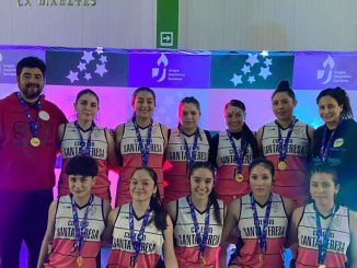Equipo de básquetbol femenino del Colegio Santa Teresa celebrando tras ganar la final regional en el Polideportivo Ángel Marentis
