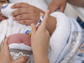 Personal de salud advirtiendo sobre el aumento de virus respiratorios en la población