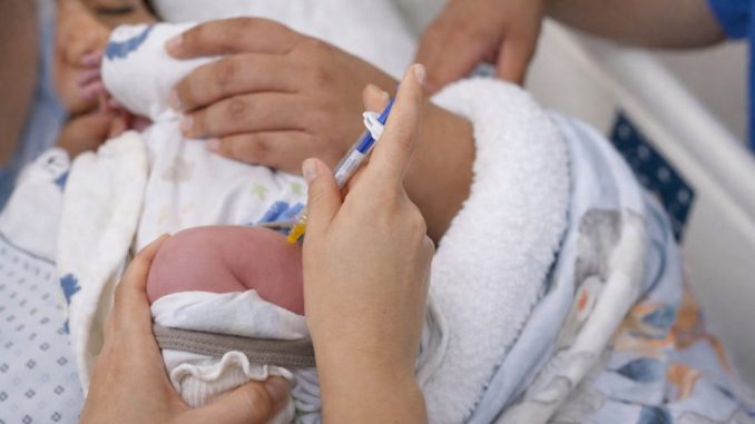Personal de salud advirtiendo sobre el aumento de virus respiratorios en la población
