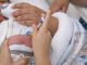 Personal de salud advirtiendo sobre el aumento de virus respiratorios en la población