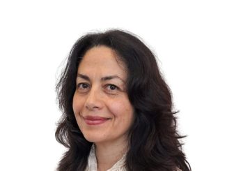 Personas manteniendo una conversación auténtica y profunda en un entorno acogedor