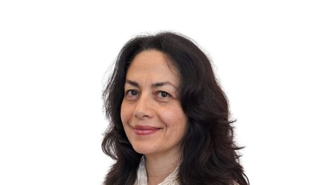 Personas manteniendo una conversación auténtica y profunda en un entorno acogedor
