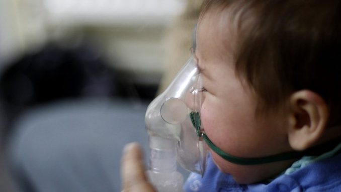 Niño pequeño con síntomas de enfermedad respiratoria siendo atendido por un pediatra