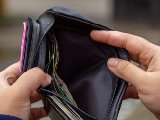 Joven analizando sus finanzas y recibos financieros para evitar sobreendeudamiento