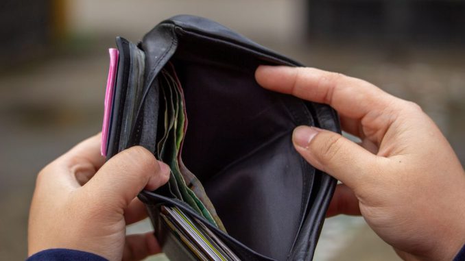 Joven analizando sus finanzas y recibos financieros para evitar sobreendeudamiento
