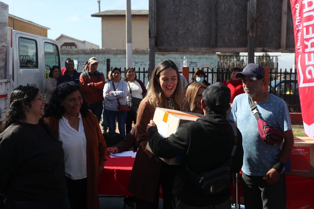 Entrega de cajas de alimentos a trabajadores de ferias libres de La Serena tras las intensas lluvias