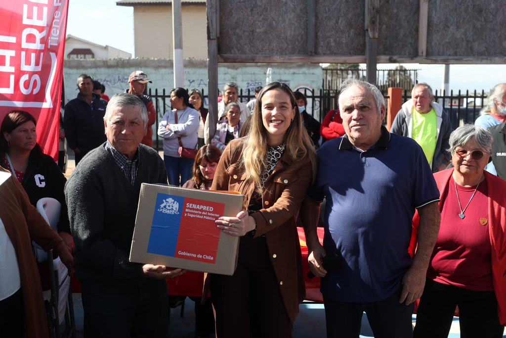 Entrega de cajas de alimentos a trabajadores de ferias libres de La Serena tras las intensas lluvias