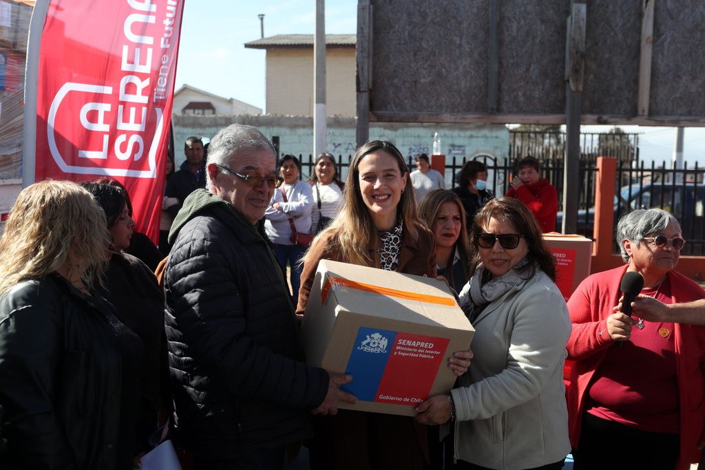 Entrega de cajas de alimentos a trabajadores de ferias libres de La Serena tras las intensas lluvias