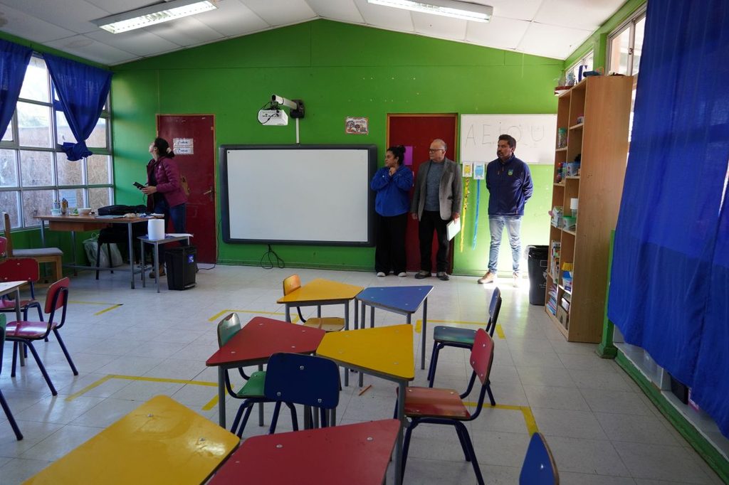 Estudiantes y docentes regresan a clases en una escuela de La Higuera tras el sistema frontal.