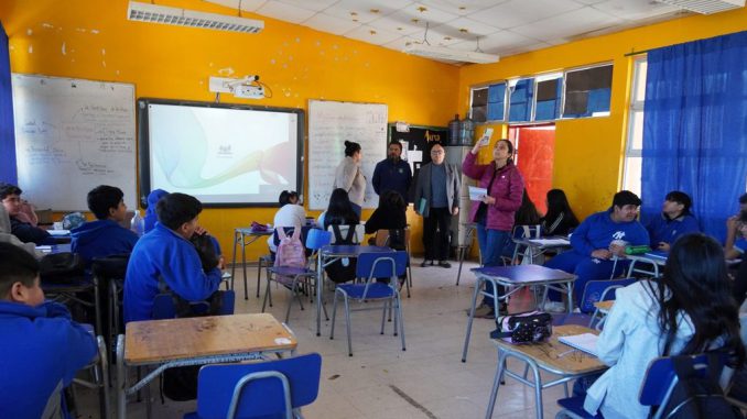 Estudiantes y docentes regresan a clases en una escuela de La Higuera tras el sistema frontal.