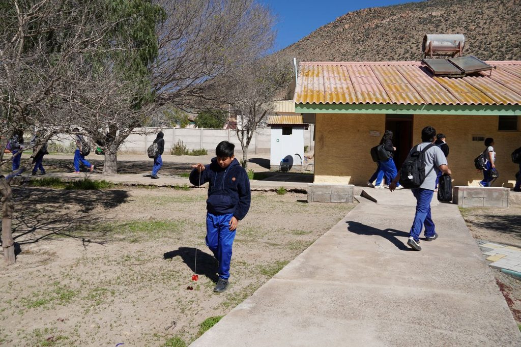 Estudiantes y docentes regresan a clases en una escuela de La Higuera tras el sistema frontal.