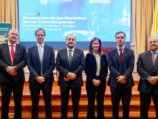 Especialistas y académicos analizando los derechos de los contribuyentes en un seminario jurídico