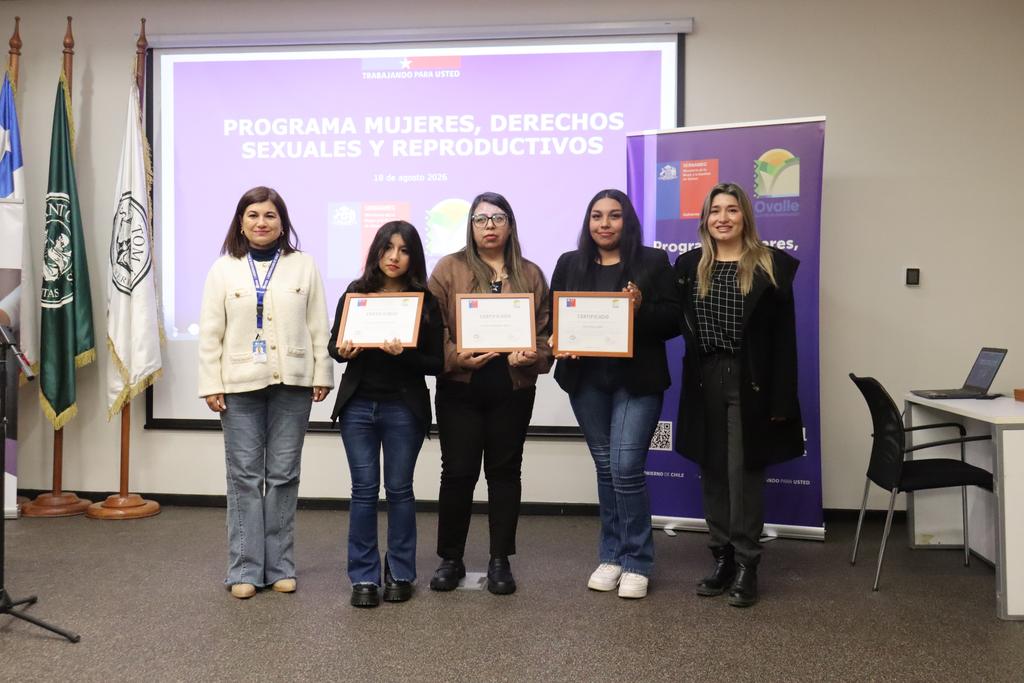 Estudiantes del IP Santo Tomás tras recibir su certificación en derechos sexuales y reproductivos en Ovalle