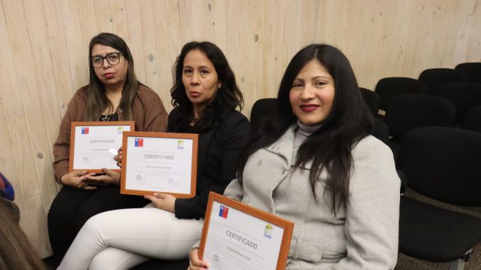 Estudiantes del IP Santo Tomás tras recibir su certificación en derechos sexuales y reproductivos en Ovalle