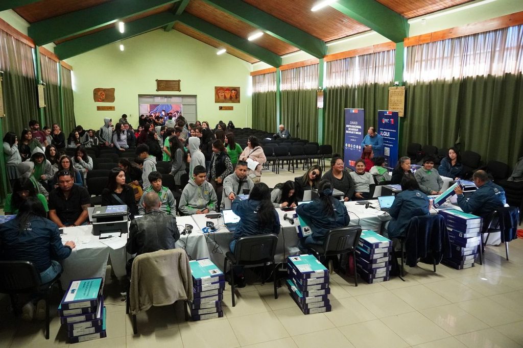 Estudiantes de séptimo básico recibiendo computadores portátiles del programa Becas TIC en Vicuña