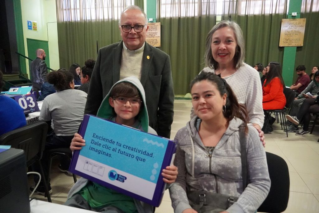 Estudiantes de séptimo básico recibiendo computadores portátiles del programa Becas TIC en Vicuña