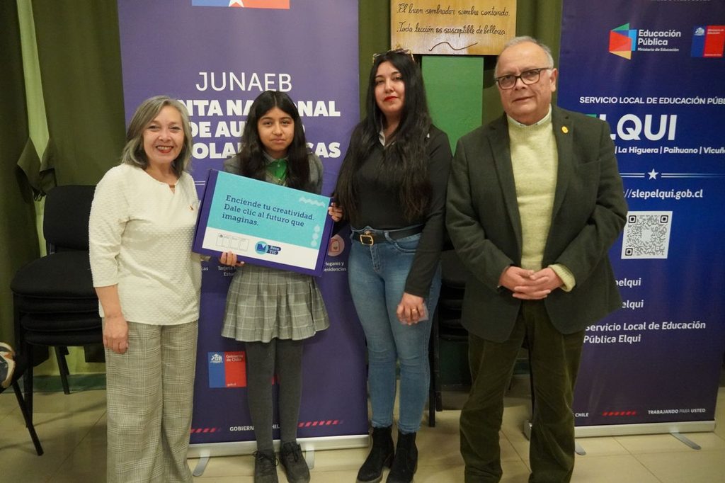 Estudiantes de séptimo básico recibiendo computadores portátiles del programa Becas TIC en Vicuña