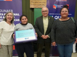Estudiantes de séptimo básico recibiendo computadores portátiles del programa Becas TIC en Vicuña