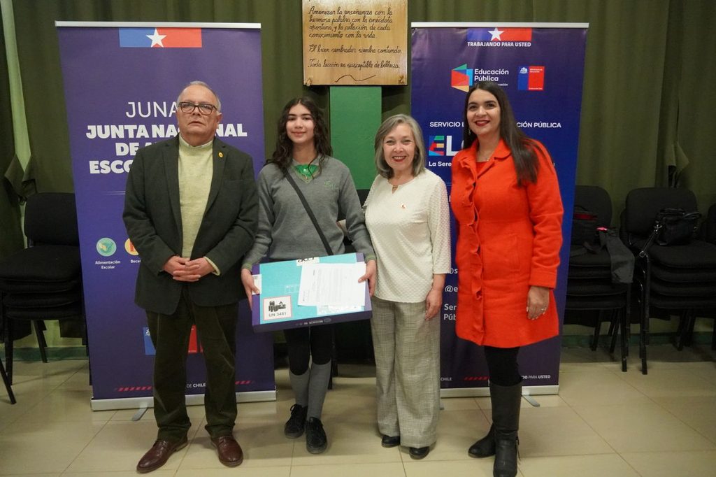 Estudiantes de séptimo básico recibiendo computadores portátiles del programa Becas TIC en Vicuña
