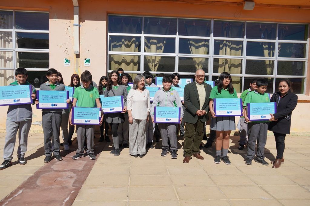 Estudiantes de séptimo básico recibiendo computadores portátiles del programa Becas TIC en Vicuña