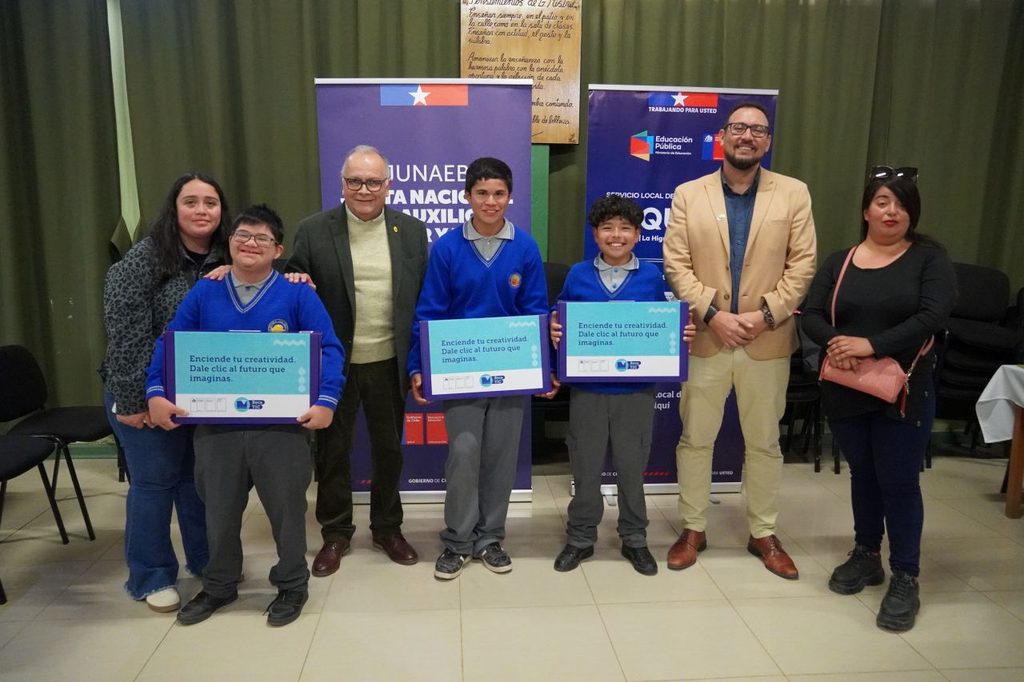 Estudiantes de séptimo básico recibiendo computadores portátiles del programa Becas TIC en Vicuña