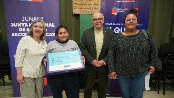 Estudiantes de séptimo básico recibiendo computadores portátiles del programa Becas TIC en Vicuña