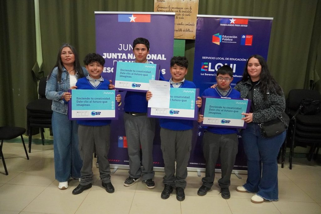 Estudiantes de séptimo básico recibiendo computadores portátiles del programa Becas TIC en Vicuña
